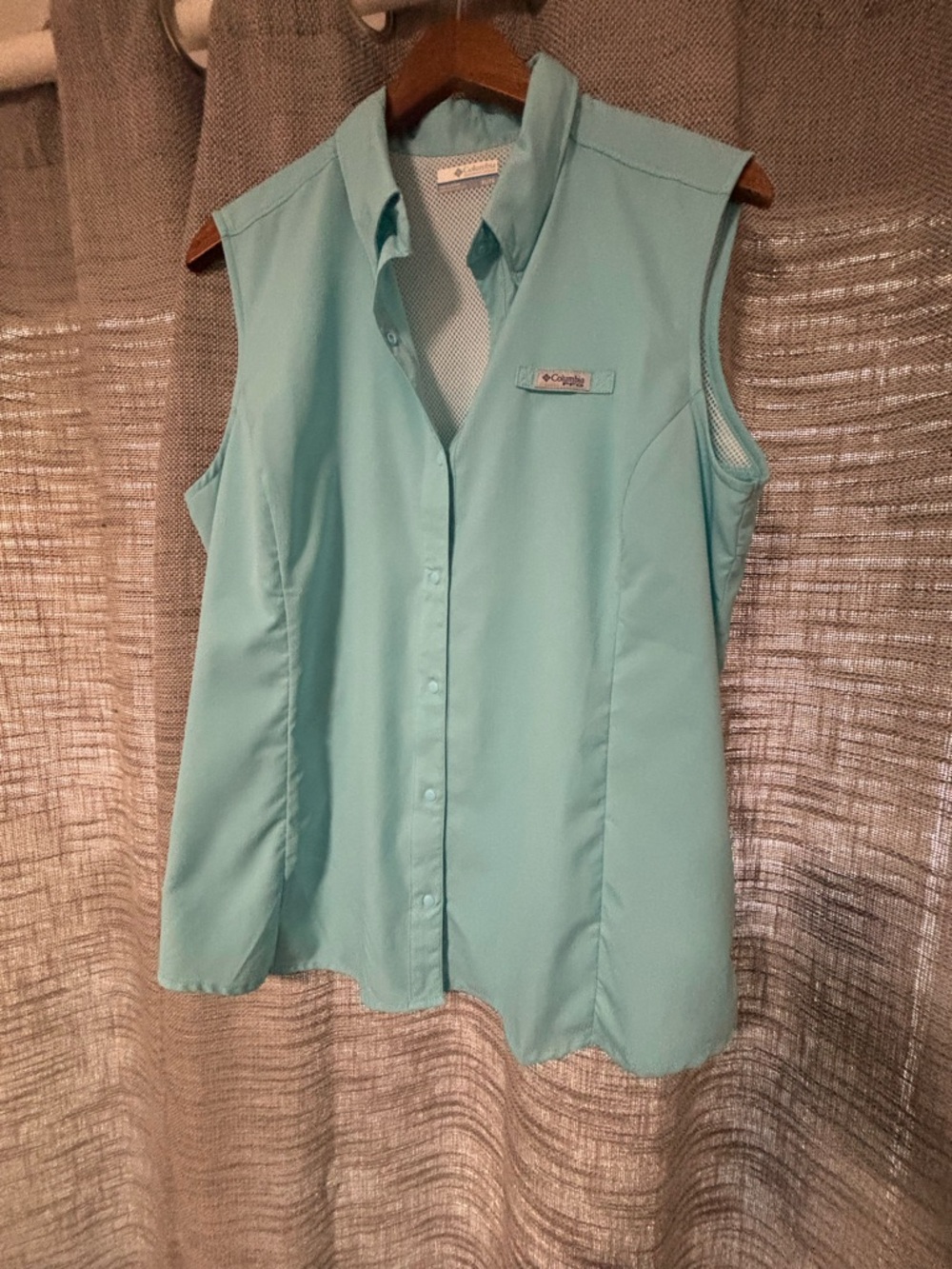 Columbia Sleeveless Button-Down Top in Aqua